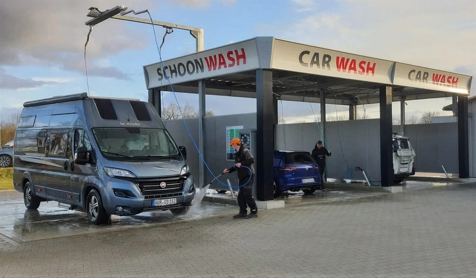 Kastenwagen-Camper beim Waschen unter dem Dach