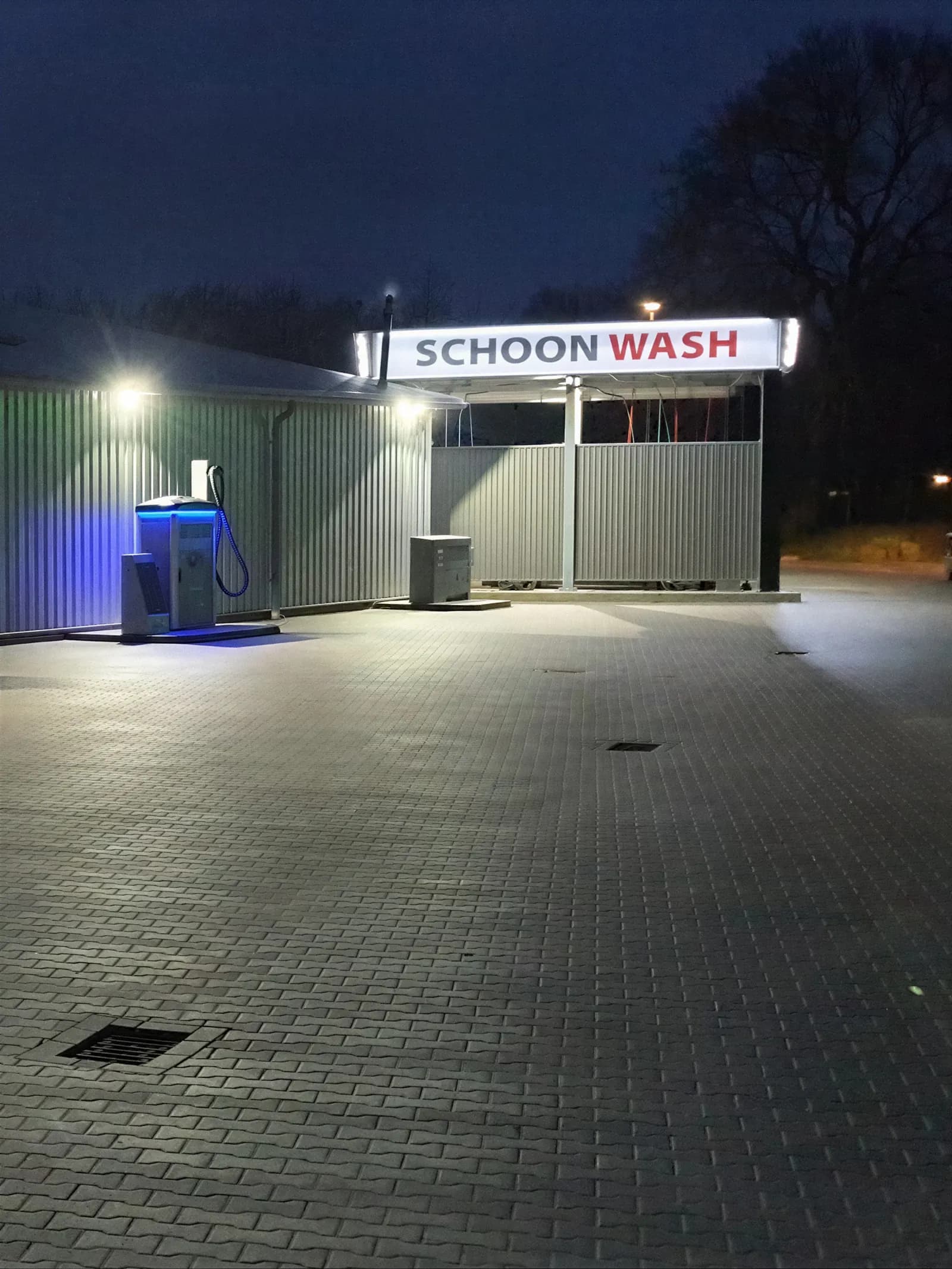 Der Waschpark bei Nacht mit beleuchtetem Schoon-Wash-Schild